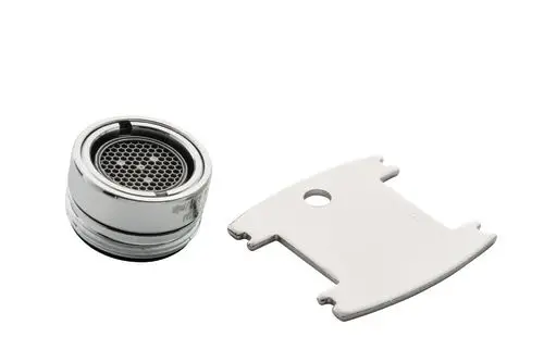 Luftsprudler mit verchromtem Gehäuse und abnehmbarer Filtereinheit. Ideal Standard Produkt, geeignet zur Verbesserung der Wasserströmung in Sanitäranlagen.